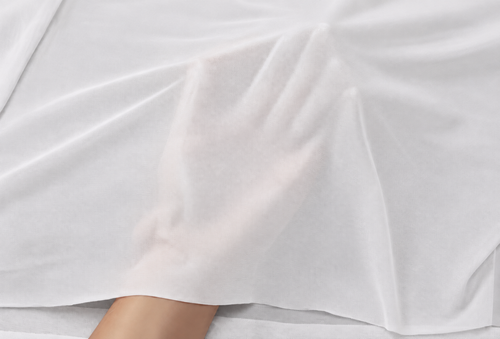 Detalle de tejido blanco sobre una mano